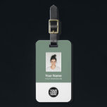 Foto, Bar, Logo, Name Gepäckanhänger<br><div class="desc">Personalisieren Sie diesen benutzerdefinierten Mitarbeiternamenstempel mit Foto, Scan-Bar und Firmenlogo. Ein einfaches Business-Design in Bio, umweltfreundlichen, schlanke Grün-Farben, die in Vorder- und Rücken-Größen vollständig anpassbar sind, serifenlose, einfache und moderne Schriftart und ein berufliches und klares Aussehen. Perfekt als Mitarbeiter Business Travel Gadgets, Travel Accessoires for Professionals, Company Travel Security Gepäck...</div>