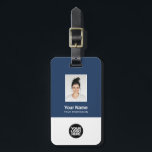 Foto, Bar, Logo, Name Gepäckanhänger<br><div class="desc">Personalisieren Sie diesen benutzerdefinierten Mitarbeiternamenstempel mit Foto, Scan-Bar und Firmenlogo. Ein einfaches Business-Design in marineblau-weißer Farbe, das in Vorder- und Rückengrößen vollständig anpassbar ist, serifenlose, einfache und moderne Schriftart und ein berufliches und klares Aussehen. Perfekt als Mitarbeiter Business Travel Gadgets, Travel Accessoires for Professionals, Company Travel Security Gepäck ID Tags,...</div>