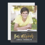 FOTO BAR MITZVAH Modernes Grauschalkpappgold Einladung<br><div class="desc">per kat massard >>> kat@simplysweetPAPERIE.com <<< Ein trendy Einladungs-Design für das BAR MITZVAH Setup Ihres Kindes als Vorlage ist es einfach für Sie, Ihre eigenen Daten hinzuzufügen, oder drücken Sie die Schaltfläche Anpassen und Sie können Text, Schriftart, Größen etc. TIP: 1 hinzufügen oder ändern. Um Grafiken zu ändern/verschieben/die Hintergrundfarbe zu...</div>