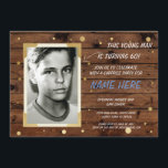 Foto Birthday Vintag Style Holz Einladung 40. 60.<br><div class="desc">Fügen Sie Ihr Foto zu diesem Vintagen Holzeinladen. Erhöhe jedes Alter. Rückdruck im Lieferumfang enthalten.</div>