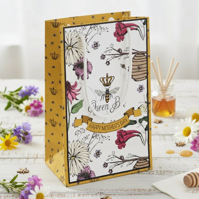 Foto "Black and Gold Queen Bethers Day" Kleine Geschenktüte (Vintage Queen Bee Gift Bags. Floral Honeybee, Beehive & Flowers Pattern in Black for Mother's Day)
