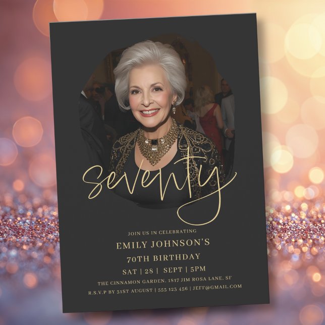 Foto Black and Gold Script 70. Geburtstag Einladung (Photo Black and Gold Script 70th Birthday Invitation)