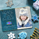 Foto Blue Hanukkah Menorah Peace Liebe Light Type<br><div class="desc">"Frieden, Liebe und Licht." Eine spielerische, moderne, künstlerische Abbildung von Boho Musterkerzen in einer Menorah hilft Ihnen, den Urlaub von Hanukkah zu beginnen, zusammen mit dem individuellen Foto Ihrer Wahl. Die blauen Kerzen mit farbenfrohen Imitat-Folienmustern überlagern ein reichhaltiges, tiefblaues Marmor-Aquarell. Imitate Goldfolie Konfetti Punkte rahmen die Karte. Fühlen Sie sich...</div>