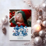 Foto Blue Snowman Erster Weihnachtsfest Feiertagskarte<br><div class="desc">Feiern Sie die erste Urlaubssaison Ihres Kleinen mit diesem fröhlichen Winterdesign mit einer blauen karierten Zahl,  einem bezaubernden Schneemann und verstreuten Bonbons und Geschenken. Passen Sie es mit dem Foto und den Geburtsdetails Ihres Babys an,  um einen Sake zu schaffen,  der Ihren Erinnerungen Charme und Magie verleiht.</div>