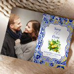 Foto Blue tiles Lemons Wedding Save The Date<br><div class="desc">Fangen Sie den Kern Ihrer Liebe mit unserem Foto Blue Tiles Lemons Wedding Save the Date Cards. Inspiriert von den lebhaften Farben und dem erfrischenden Charme der blauen Kacheln und zesty Zitronen, sind diese Karten der perfekte Weg, um Ihren Lieben einen besonderen Tag zu verkünden. Setzen Sie Ihre Speicherkarten mit...</div>