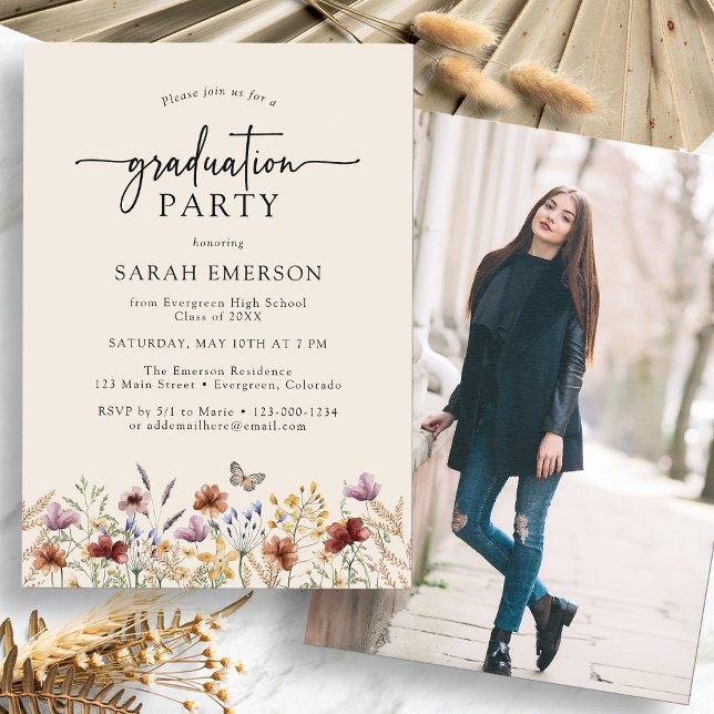 Foto Boho Graduierungspartei Einladung (Photo Boho Wildfloer Graduation Party Invitation with Butterfly by Painted Paperie
)