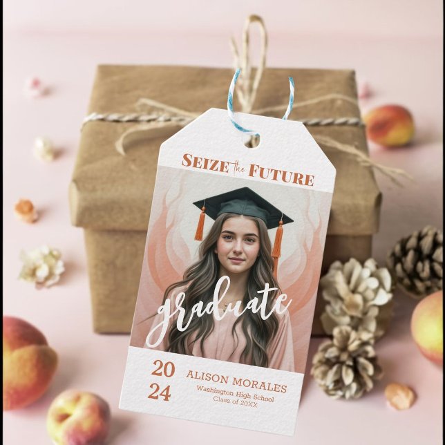 Foto Boho Peach Fuzz Seize Der künftige Abschluss Geschenkanhänger (Embrace graduation glam with our Peach Fuzz tags!)