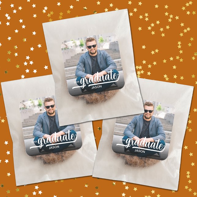 Foto Bold Script Graduate Quadratischer Aufkleber (Photo bold white script graduate square stickers (bags not included))