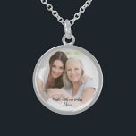 Foto Bouquet Charm zum Hochzeitssemester Sterling Silberkette<br><div class="desc">Personalisieren Sie diesen Charme mit einem Foto Ihrer Mutter,  damit Sie sie an Ihrem Hochzeitstag mitnehmen können. Man könnte es als Halskette tragen oder mit einem Band als Bouquet-Charme hinzufügen.</div>