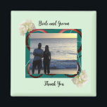 Foto Braut und Groom Wedding Magnet<br><div class="desc">Ein moderner,  grüner Rahmen mit hübschen Blume. Ein modernes,  elegantes Hochzeitsdesign. Passen Sie mit den Namen und Foto von Braut und Bräutigam an,  um sie zu personalisieren.</div>