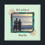 Foto Braut und Groom Wedding Magnet<br><div class="desc">Ein moderner,  grüner Rahmen mit hübschen Blume. Ein modernes,  elegantes Hochzeitsdesign. Passen Sie mit den Namen und Foto von Braut und Bräutigam an,  um sie zu personalisieren.</div>