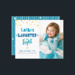 Foto Budget Hanukkah Latkes Lichtkarte<br><div class="desc">"Latkes, lachen & leicht." Spaß, skurrile handgefertigte Typografie in staubblau, türkis und aquamarin und ein zufälliger Imitat vergoldet Star of David Muster auf einem weißen Hintergrund, zusammen mit dem Foto Ihrer Wahl, helfen Ihnen, in Hanukkah zu starten. Handgezeichnete weiße Linien und zufällige Sterne des David-Musters überlagern einen aquamarinen Hintergrund auf...</div>