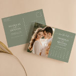 Foto Calendar für moderne Sage Green Save the Date Postkarte<br><div class="desc">Modern Sage Green Save the Date Foto Kalender Postcard. Einfach personalisieren, indem Sie jede Information ersetzen. Bitte laden Sie ein Portrait/vertikales Foto hoch. Bewegen Sie den Kreis, indem Sie auf den Link Weitere Anpassung. Stellen Sie sicher, dass Sie die Vorschau vor dem Hinzufügen zum Warenkorb Karo haben. (Foto von Jonathan...</div>