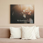 Foto-Canvas mit benutzerdefinierter Produktreihe Leinwanddruck<br><div class="desc">Dieser stilvolle Leinwand-Druck enthält einen eigenen Familiennamen im Skripttext und ein Detail des Jahres,  in dem Ihre Familie gegründet wurde. Ihr Lieblings-Foto füllt den Hintergrund. Es ist ein idealer Ort für einen Urlaub in der Familie oder zu zweit.</div>