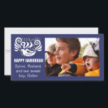 Foto Card glücklich Chanukah "Blackboard Doves" Feiertagskarte<br><div class="desc">Foto Card Happy Chanukah "Blackboard Doves" Personalisieren, indem Sie Ihr eigenes Foto hinzufügen und den Text mit Ihrem eigenen ersetzen. Anpassen Sie den Text mit Stil, Größe und Farbe Ihres bevorzugten Schriftartes. Größe: 8" x 4" Lassen Sie Ihre besonderen Momente überall mit Ihren Lieben teilen, indem Sie eine Fotokarte von...</div>