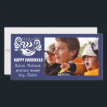 Foto Card glücklich Chanukah "Blackboard Doves" Feiertagskarte<br><div class="desc">Foto Card Happy Chanukah "Blackboard Doves" Personalisieren, indem Sie Ihr eigenes Foto hinzufügen und den Text mit Ihrem eigenen ersetzen. Anpassen Sie den Text mit Stil, Größe und Farbe Ihres bevorzugten Schriftartes. Größe: 8" x 4" Lassen Sie Ihre besonderen Momente überall mit Ihren Lieben teilen, indem Sie eine Fotokarte von...</div>