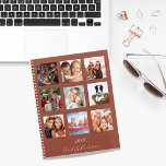 Foto Collage Terracotta Name Skript 2023 Planer<br><div class="desc">Machen Sie Ihr eigenes Foto als Geschenk für Ihre Mutter,  Ehefrau oder sich selbst. Nutzen Sie vier,  neun Ihrer Lieblings-Fotos Ihrer Familie,  Freunden,  Traumreiseziel oder Haustier! Personalisieren und fügen Sie einen Namen und ein Jahr. Der Name ist mit einem modernen handgeschriebenen Stilskript geschrieben. Terrakotta,  Erdfarbener Hintergrund.</div>