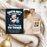 Foto Couple Christmas Pregnancy Ankündigung<br><div class="desc">Feiern Sie die Urlaubssaison und teilen Sie Ihre freudige Nachricht mit unserer Custom Christmas Pregnancy Ankündigung. Diese festliche und personalisierte Ankündigung soll Freude und Aufregung wecken, während Sie die wunderbaren Neuigkeiten über Ihre Schwangerschaft an Familie und Freunde weitergeben. Diese Ankündigung verbindet Urlaubsgeist mit einer besonderen Ankündigung in einer unvergesslichen Weise....</div>