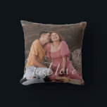 Foto Couple Just Liebe Script Kissen<br><div class="desc">Das Design zeichnet sich durch das moderne Herzskript "Just Liebe" und den rustikalen Naturtoneineneffekt auf der Rückseite aus. Ideale Geschenkidee für Neuvermählte, Hauswärmung, Jubiläum und vieles mehr.</div>
