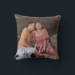 Foto Couple Just Liebe Script Kissen<br><div class="desc">Das Design zeichnet sich durch das moderne Herzskript "Just Liebe" und den rustikalen Naturtoneineneffekt auf der Rückseite aus. Ideale Geschenkidee für Neuvermählte,  Hauswärmung,  Jubiläum und vieles mehr.</div>