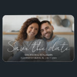 Foto Custom Save the Date Hochzeit Verlobung Magnet<br><div class="desc">Save the Date Foto Hochzeit 4" x 6" Magnetkarte mit Ihrem bevorzugten horizontalen Landschaft Verlobung Foto überlagert mit "Save the Date" in schönen Skriptkalligraphie und Ihre Vor- oder Vor-und Nachnamen, das Ziel Ihrer Hochzeit und das Datum in der einfachen modernen Typografie. Passen Sie Ihre Karte noch heute an und teilen...</div>