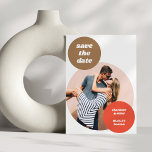 Foto Cutout Retro Neutrals Einzigartige Hochzeit Save The Date<br><div class="desc">Mit diesem spielerisch Save the Date gestalteten Design mit großen Kreissäulen, Retro-inspiriert Typografie und einem kompletten Foto-Layout machen Sie einen kühnen ersten Eindruck. Erdige Töne wie Terrakotta und Bräune schaffen eine warme, stilvolle Kulisse, die sich modern und nostalgisch anfühlt. Ideal für Paare, die kreative Layouts, Statement-Design und eine frische, unkonventionelle...</div>