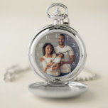 Foto der benutzerdefinierten Familie - Weiße Zahle Taschenuhr<br><div class="desc">verwandeln ein Foto in einen wertvollen Sake. Diese Taschenuhr verfügt über einfache weiße Sans Serifennummern,  die Platz für Ihr Lieblingsfoto bieten. Ersetzen Sie das Beispielbild einfach durch Ihr eigenes.</div>