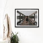 Foto der Familie Moderne Redaktion Reisegepäck Poster<br><div class="desc">Haben Sie einen besonderen Ausflug, ein Familienabenteuer oder ein unvergessliches Reiseziel, an dem Sie sich begeben? Unser unvergessliches Foto Travel Keepake Poster ist ideal, um Ihre Reise zu erfassen und in Ihrer Zuhause zu zeigen, um sich immer zu erinnern. Modernes und minimales Design mit fett formatierter Typografie sorgt für ein...</div>