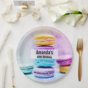 Foto der farbenfrohen, köstlichen Macarons zum Geb Pappteller