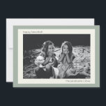 Foto der Hanukkah-Familie Feiertagskarte<br><div class="desc">Feiern Sie Hanukkah mit Stil und Eleganz mit dieser Custom Simple Modern Sage Green Hanukkah Foto Card. Mit seinem schicken, grünen Hintergrund und seinem sauberen, minimalistischen Design, ermöglicht Ihnen diese Karte, sich mit Ihrem bevorzugten Foto und Ihrer persönlichen Nachricht zu personalisieren. Diese Karte ist ideal, um Freunden und Familie während...</div>