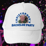 Foto der Junggesellen Truckerkappe<br><div class="desc">Feiern einer Bachelor Party. Entworfen für jemanden,  der eine "Bachelor Party" hat! Männer Hut mit Ihrem Foto,  Namenswahl und Party-Formulierung. Bachelor Party Cap. Fügen Sie den Namen der Person,  deren Party es ist,  und auch ihr Foto. Bachelor Party Baseballkappe.</div>
