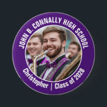 Foto der lila Marching-Band<br><div class="desc">Dieses coole, kundenspezifische High School Marching Band Foto zeigt eine weiße Typografie Ihres Teams und Spielernamen auf einem lila Knopf. Personalisieren Sie sich mit dem Foto und dem Unterrichtsjahr Ihres Schülers als stolze Eltern. Eine Mutter und ein Vater können diese Knöpfe für den Wettbewerb und Spiele tragen.</div>