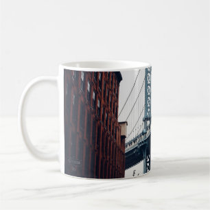 FOTO DER MANHATTAN BRIDGE WÄHREND DES TAGES KAFFEETASSE