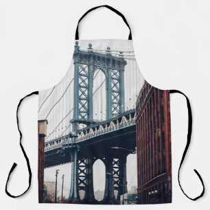 FOTO DER MANHATTAN BRIDGE WÄHREND DES TAGES SCHÜRZE