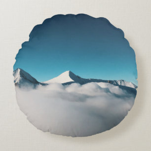 Foto DER MIT FOG BEDECKTEN BERGE Rundes Kissen