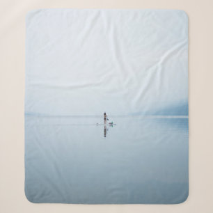Foto DER PERSON AUF DEM KALMKÖRPER DES WASSERS Sherpadecke