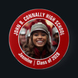 Foto der Red Marching Band<br><div class="desc">Dieses coole, kundenspezifische High School Marching Band Foto zeigt eine weiße Typografie Ihres Teams und Spielernamen auf einem roten Knopf. Personalisieren Sie sich mit dem Foto und dem Unterrichtsjahr Ihres Schülers als stolze Eltern. Eine Mutter und ein Vater können diese Knöpfe für den Wettbewerb und Spiele tragen.</div>