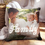 Foto der Retro-Familie Kissen<br><div class="desc">Feiern Sie zeitlose Erinnerungen mit unserem Retro Family Foto Kissen mit einem Vintag inspirierten Design mit individueller Typografie und einem Textüberlagerungsformat. Personalisieren Sie es mit zwei Fotos für einen eleganten Saft, perfekt für Hochzeiten oder Jubiläen. Es wird auch eine Touch Retro-Charme zu Ihrem Zuhause Dekor hinzufügen!</div>