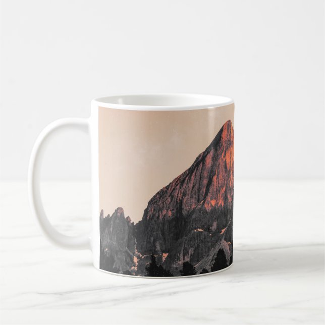 FOTO DER ROCKFORMATION MIT GERINGEM WINKEL KAFFEETASSE (Links)