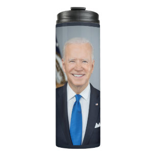 Foto des amerikanischen Präsidenten Joe Biden im W Thermosbecher