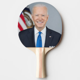 Foto des amerikanischen Präsidenten Joe Biden im W Tischtennis Schläger