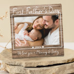 Foto des ersten Vaters zeigt rustikales Holz Fotoplatte<br><div class="desc">Ein einfaches und unvergessliches Geschenk für den neuen Papa personalisiert mit seinem Lieblings-Foto mit Mami und Baby.</div>