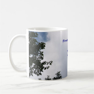 Foto des Himmels und Wolken, die zu einer Kaffeema Kaffeetasse