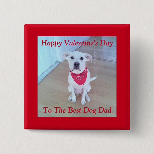 Foto des Niedlichen Weißen Hundes mit dem Roten Kn Button (Vorderseite)