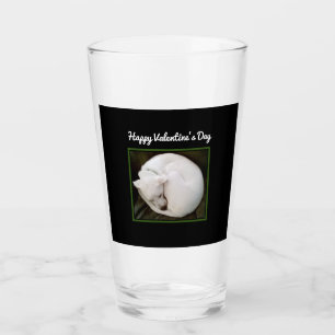 Foto des Niedlichen Weißen Hundes verschlang den V Glas