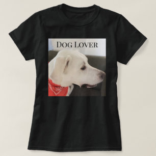 Foto des Niedlichen weißen Welpenhundes schwarz T-Shirt