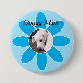 Foto des Niedlichen Welpen-Hundes in blauer Mum-Ra Button