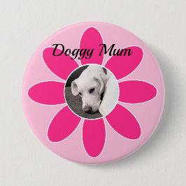 Foto des Niedlichen Welpen-Hundes in rosa Mum-Rahm Button