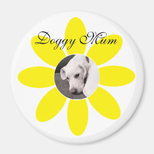 Foto des Niedlichen Welpenhundes in gelber Blume Magnet