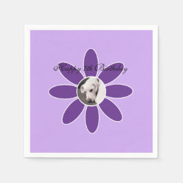 Foto des Niedlichen Welpenhundes in Lila Blume Serviette